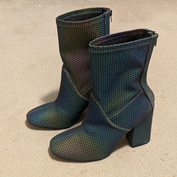*LIKE NEW* YRU Reflective Booties - Picture 2 of 6